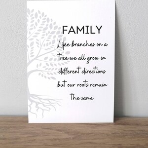Op de afbeelding: Een witte kaart met een grijze boomillustratie en de tekst "FAMILY Like branches on a Tree we all grow in different directions but our roots remain the same".