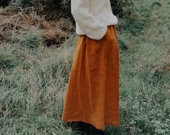 Falda larga de lino de mujer con bolsillos y botones de coco. Falda renacentista de lino canela. Falda Cottagecore larga de caramelo con bolsillos.