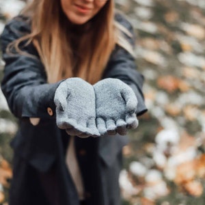 100% Merino Wool Gloves TouchScreen. Warm and Cozy Winter Accessories Grey and Black Adult One Size. Machine Washable. image 3