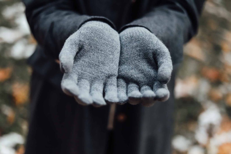 100% Merino Wool Gloves TouchScreen. Warm and Cozy Winter Accessories Grey and Black Adult One Size. Machine Washable. grey