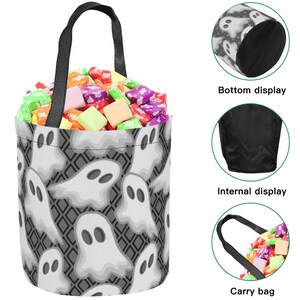 Puede incluir: Una bolsa de lona blanca con un asa negra y un patrón de fantasmas. La bolsa está llena de caramelos de colores. La bolsa se muestra desde el frente, el lateral y la parte inferior. El texto "Carry bag" se muestra debajo de la vista lateral de la bolsa.