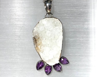 Collar con colgante de cuarzo y ágata drusa: plata de ley con detalles de amatista