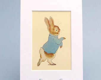 Gravura vintage de Beatrix Potter do Peter Rabbit, medindo 15 x 20 cm, montada e embalada em celofane. Presente ideal para berçário ou quarto infantil.