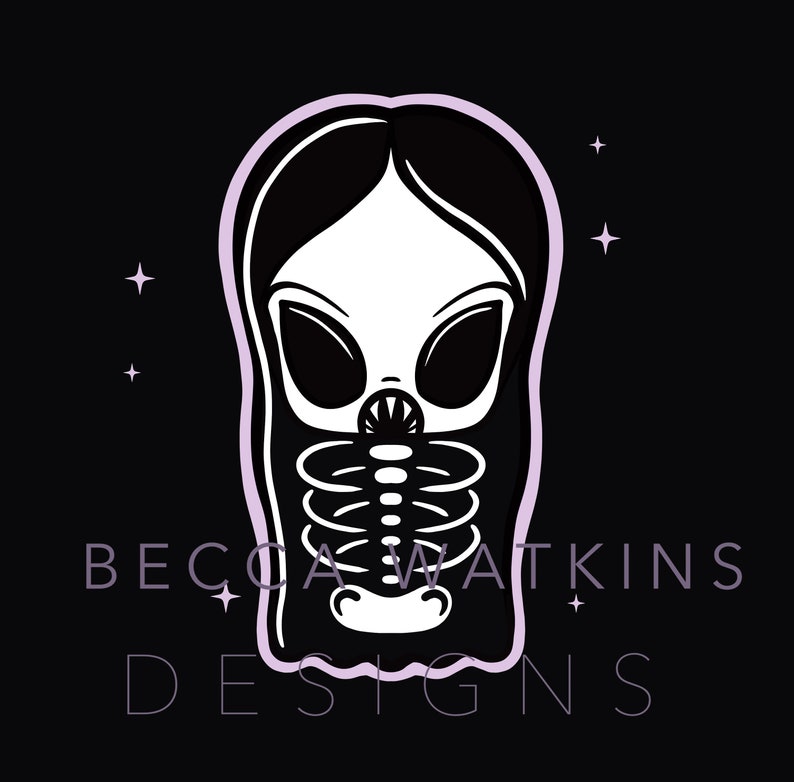 Puede incluir: Ilustraci&oacute;n en blanco y negro de un fantasma con una caja tor&aacute;cica de esqueleto y una cara que se asemeja a un extraterrestre. El fantasma est&aacute; delineado en morado y el texto "BECCA WATKINS DESIGNS" est&aacute; debajo del fantasma.