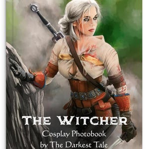 Könnte beinhalten: Ein Fotobuch mit dem Titel The Witcher Cosplay Photobook by The Darkest Tale, das eine Illustration einer Figur mit weißem Haar zeigt, die ein Schwert auf dem Rücken und einen Dolch in der Hand trägt, bekleidet mit beigem Oberteil, braunem Korsett und schwarzen Handschuhen.