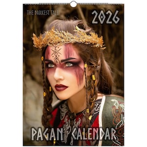 Könnte beinhalten: Ein Kalender für 2026 mit einer Frau mit dramatischem Make-up und einem goldenen Kopfschmuck. Der Kalender trägt oben den Text "THE DARKEST TALE" und unten "PAGAN KALENDAR". Die Frau hat Zöpfe und trägt ein dunkelgrünes und rotes Kleidungsstück.