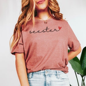 Seester Shirt Funny Sister Shirt Big Sis Gift Little Sister Tshirt Sister-In-Law Gifts Step-Sister Family Apparel Funny Sayings Shirt