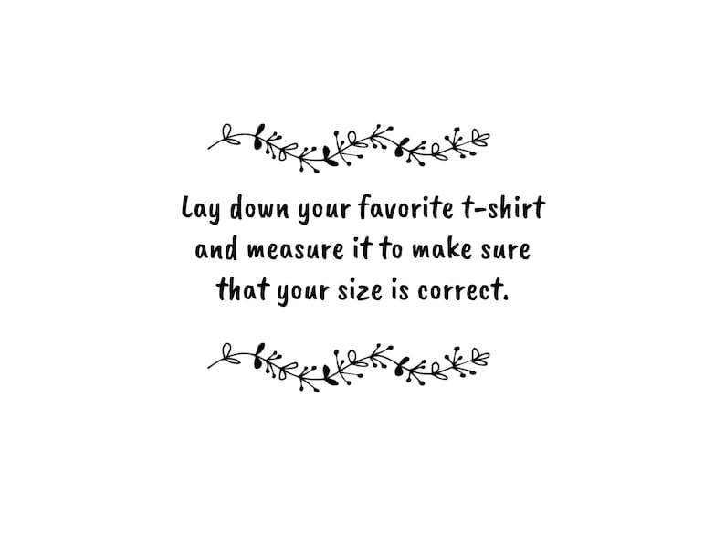Puede incluir: Gr&aacute;fico de texto con un borde floral que dice: "Acu&eacute;state con tu camiseta favorita y m&iacute;dela para asegurarte de que tu talla es correcta."