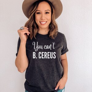 K&ouml;nnte beinhalten: Ein dunkelgraues T-Shirt mit dem Aufdruck "You can't B. CEREUS" in wei&szlig;.