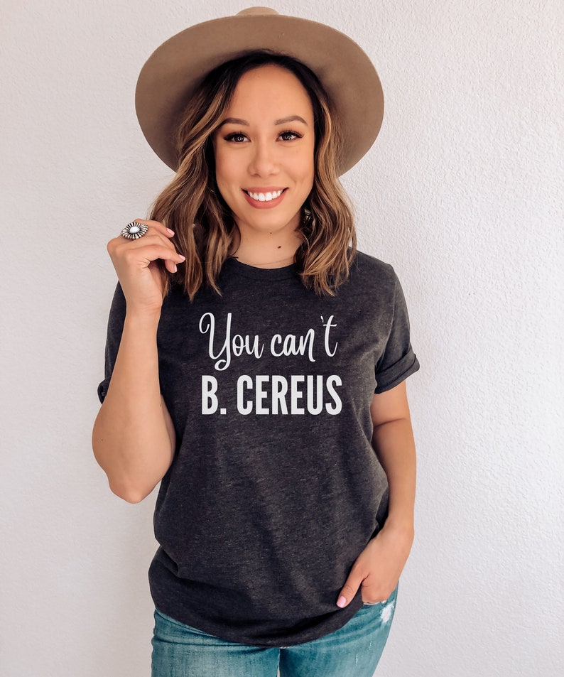 K&ouml;nnte beinhalten: Ein dunkelgraues T-Shirt mit dem Aufdruck "You can't B. CEREUS" in wei&szlig;.