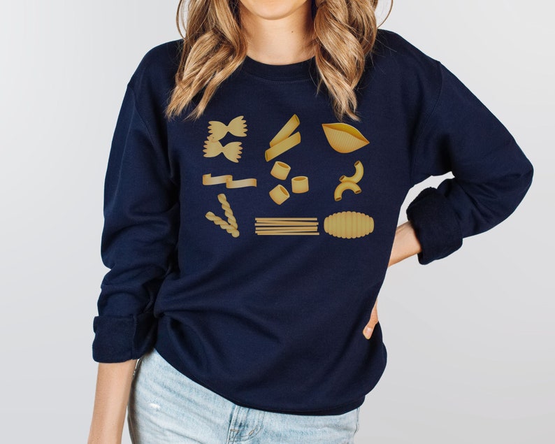 Op de afbeelding: Een donkerblauw sweatshirt met een afbeelding van verschillende soorten pasta in goud.