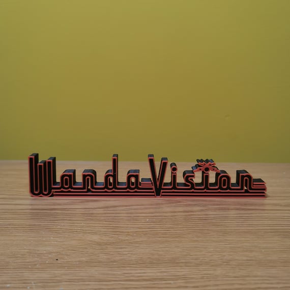 マーベル Marvel ワンダビジョン オフィシャルロゴ 半袖Tシャツ キッズ6-6x 【日本サイズ110-120相当 MCUディズニー＋のドラマ『ワンダビジョン』の謎10選 | MCU FAN LIFE