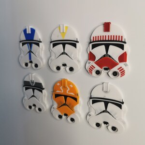 以下が含まれることがあります： スターウォーズのクローン・トルーパーのヘルメットの形をした白いプラスチック製のマグネット6個。ヘルメットは、青、黄、赤、グレー、オレンジの異なる色です。