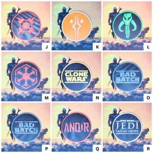 Puede incluir: Nueve parches redondos para planchar con varios logotipos y s&iacute;mbolos de Star Wars. Los parches son de diferentes colores, incluyendo negro, rojo, naranja, amarillo, verde y azul. Los logotipos incluyen "The Clone Wars", "The Bad Batch", "Andor" y "Star Wars Jedi: Fallen Order".