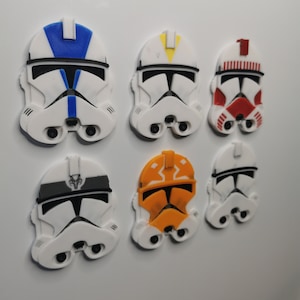 以下が含まれることがあります： スター・ウォーズのクローン・トルーパーのヘルメットの形をした白いプラスチック製のマグネットが6個。ヘルメットは、青と白、黄と白、赤と白、オレンジと白、グレーと白、白の異なるカラーリングになっています。