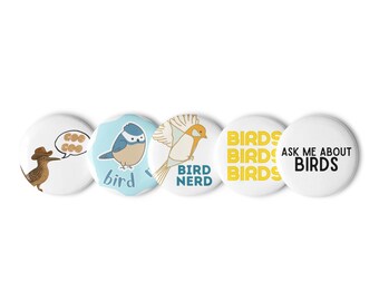 Pode incluir: Uma coleção de cinco botões redondos brancos com desenhos de pássaros. Um botão apresenta um correcaminhos com um balão de fala, outro um pássaro azul e um terceiro um pássaro com o texto "Bird Nerd". Os botões restantes têm as palavras "Birds" e "Ask me about Birds".