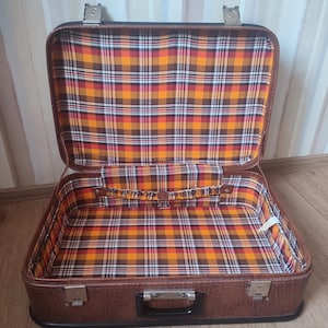 Grote vintage Sovjet-reiskoffer gemaakt in 1978 met sloten en een sterk bakelieten handvat.