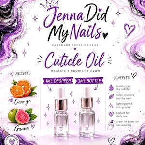 Op de afbeelding: Een productpresentatie voor Jenna Did My Nails nagelriemolie met twee doorzichtige glazen flesjes met pipet, gelabeld 1ml en 3ml. De afbeelding bevat tekst, illustraties van sinaasappel en guave, en paarse marmeraccenten op een witte achtergrond.