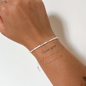 Pulsera personalizada con código Morse y howlita: una joya minimalista y delicada, ideal como regalo para ella o para él.