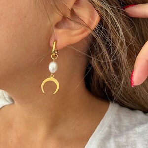 Pendientes de perlas, pendientes colgantes Snake Moon no coincidentes, conjunto de abrazos de oro Boho imagen 4