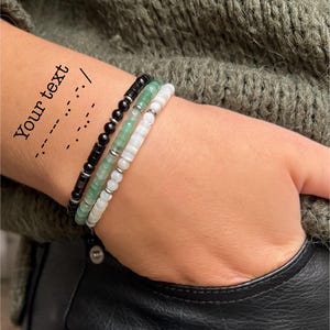 Armband med morsekod i ädelsten med personlig initial eller ord