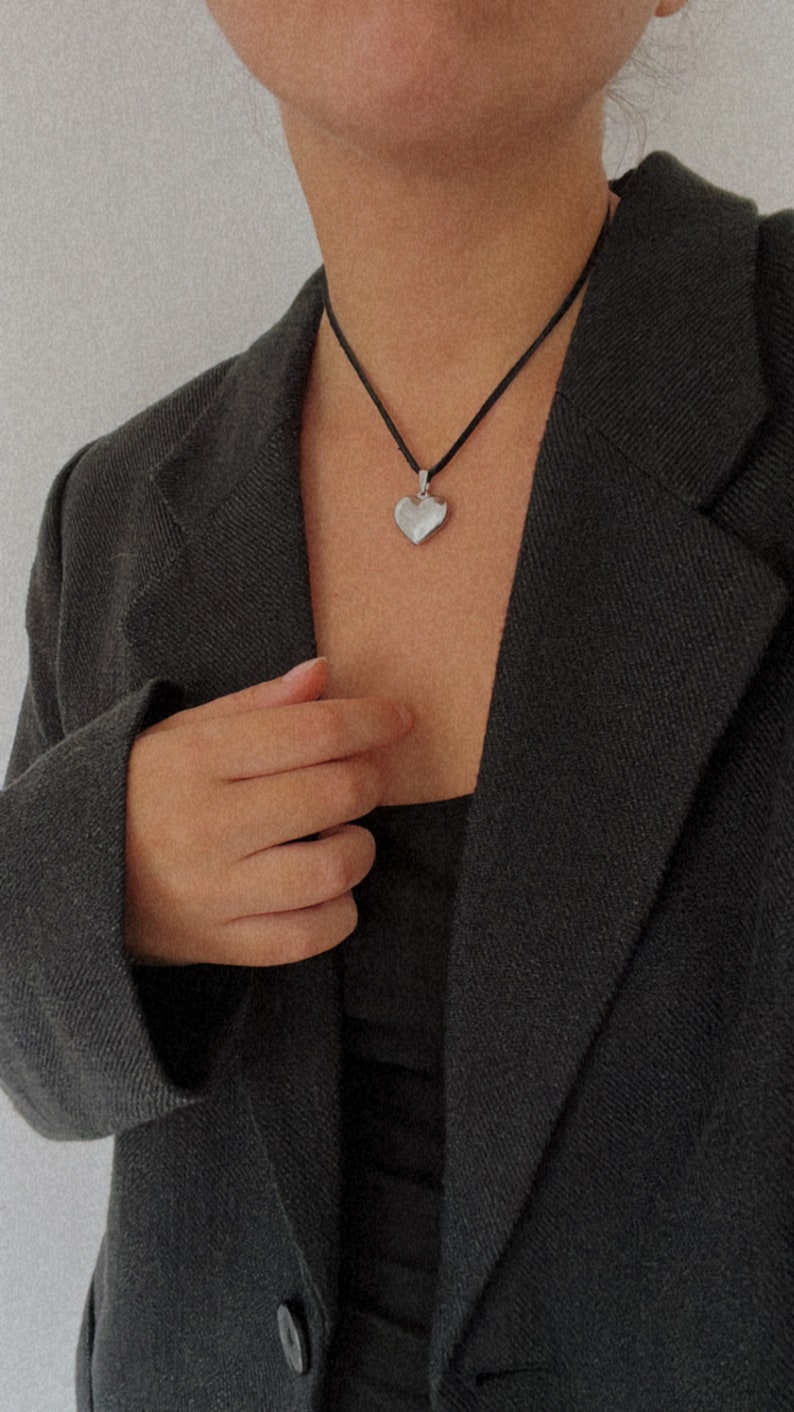 Faux Wildleder Halskette mit Herz Anhänger Krawatte Bogen Halsband, Schwarze Schnur y2k Halsband Stahl Schmuck Bild 2
