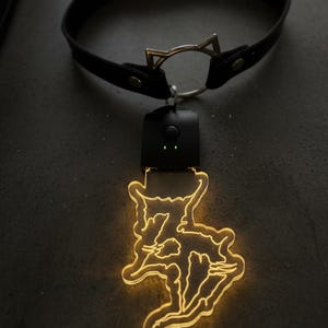 Puede incluir: Un juego de tres tazas de cerámica con un acabado mate moteado. Las tazas son de color crema, gris claro y gris oscuro. Cada taza tiene un diseño simple y minimalista y un asa redondeada.