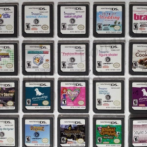 Puede incluir: Una colección de 18 cartuchos de juego de Nintendo DS, que incluyen títulos como "Animal Doctor", "Salon Stylist", "Dream Day Wedding", "Bratz", "Hannah Montana", "Picross 3D", "Fashion Studio", "Figure Skater", "Personal Trainer: Cooking", "Nancy Drew", "Nintendogs", "Drama Queens", "Interior Designer", "Wedding Designer", "DolphinZ", "Nancy Drew", "Animal Crossing" y "Style Savvy".