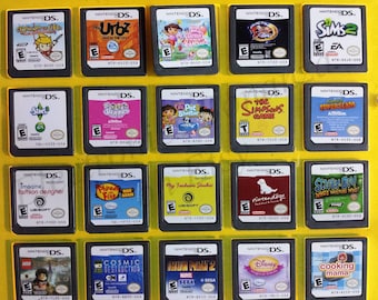 Op de afbeelding: Een verzameling van 15 Nintendo DS-spelcartridges die worden weergegeven in een gele kunststof behuizing. De cartridges zijn gerangschikt in drie rijen van vijf. De cartridges zijn allemaal in verschillende kleuren en hebben verschillende personages en logo's.