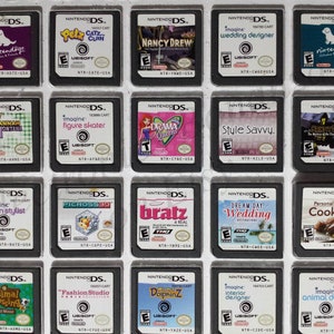 Puede incluir: Una colección de 18 cartuchos de juego de Nintendo DS, que incluyen títulos como "Nintendogs", "Petz Catz Clan", "Nancy Drew", "Imagine Wedding Designer", "Hannah Montana", "Imagine Figure Skater", "Drama Queens", "Style Savvy", "Imagine Salon Stylist", "Picross 3D", "Bratz", "Dream Day Wedding", "Personal Trainer Cooking", "Animal Crossing Wild World", "Fashion Studio", "DolphinZ", "Imagine Interior Designer" y "Imagine Animal Doctor".