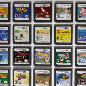 Puede incluir: Una colección de 18 cartuchos de juegos de Nintendo DS, que incluyen títulos como "Phineas y Ferb", "Zoo Tycoon DS", "Nintendogs", "La Isla Perdida", "Big Brain Academy", "Brain Age", "Veterinario de Vida Silvestre", "Fashion Dogz & Catz", "Metroid Hunters", "Hora del Cachorro", "LEGO Battles", "Monstruos Marinos", "Las Primeras Palabras y Frases del Bebé", "Juegos de la Casa Club", "Cooking Mama 3: Tienda y Picar", "Rueda de la Fortuna", "Hannah Montana", "Archivos de Casos Misteriosos: Millonario", "Super Mario" y "La Búsqueda del Dragón Rojo".