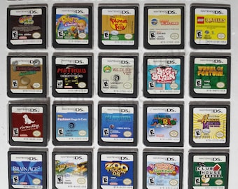 Może przedstawiać: Kolekcja 16 kartridży do gier Nintendo DS, ułożonych w siatkę. Kartridże są w różnych kolorach, w tym żółtym, zielonym, niebieskim, czerwonym i brązowym. Kartridże zawierają różne gry, w tym "The Quest for Cool", "Baby's Day Out", "Phineas i Ferb", "Cooking Mama 3: Shop & Chop", "Zoo Tycoon DS", "Club House Games", "Hannah Montana", "Super Mario", "Sea Monsters", "Fashion Dogs & Cats", "Wildlife Vet", "Big Brain Academy", "Wheel of Fortune", "Metroid Hunters", "Kirby's Canvas Curse" i "Lego Battles".