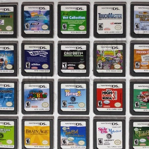 Puede incluir: Una colección de 18 cartuchos de juegos de Nintendo DS, que incluyen títulos como "Super Mario", "Call of Duty 4", "Tinkerbell" y "High School Musical 3".