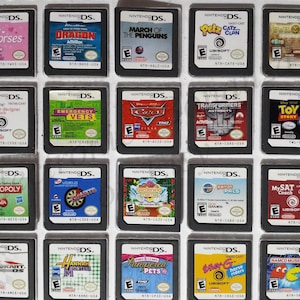 Puede incluir: Una colección de 18 cartuchos de juego de Nintendo DS, que incluyen títulos como "I Love Horses", "Dragon", "La Marcha de los Pingüinos", "Petz Catz Clan", "Jewel Quest", "Imagine Fashion Designer", "Emergency Vets", "Cars", "Transformers Autobots", "Toy Story 3", "Monopoly", "World Darts", "Gardening Mama", "Parrot Pals", "MySat Coach", "Mario Kart DS", "Hannah Montana", "Pampered Pets", "Wham-O Horse Riders" y "Namco Museum DS".