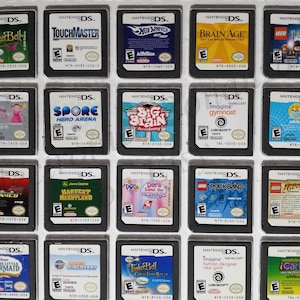 Może przedstawiać: Kolekcja 18 gier na Nintendo DS, w tym takie tytuły jak Tinker Bell, Touchmaster, Hot Wheels, Brain Age, Lego Harry Potter, Spore, Big Brain Academy, Imagine Gymnast, Dora Saves the Mermaids, Harvest Heartland, Untamed, Rock Band, Lego Indiana Jones, Disney's Little Mermaid,  i iCarly 2.