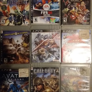 Puede incluir: Una colección de nueve estuches de juegos de PlayStation 3. Los estuches están dispuestos en tres filas de tres. Los juegos incluyen Ben 10: Ultimate Alien -  Cosm Destruction, FIFA 08 Soccer, Marvel vs Capcom 3, Motorstorm, Soulcalibur V, Angry Birds, Avatar: The Game, Call of Duty 3 y un juego con una portada roja, amarilla y azul.