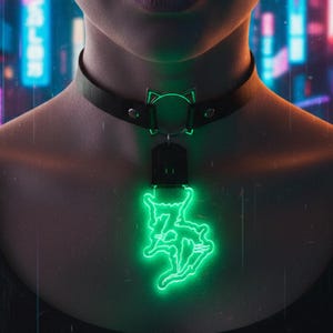 Puede incluir: Collar de gargantilla de cuero negro con un colgante de oreja de gato. El colgante presenta un diseño de gato de neón verde brillante. La imagen tiene una estética futurista y cyberpunk con luces de neón en el fondo.