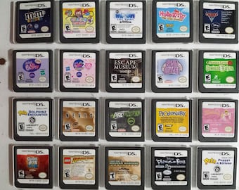Op de afbeelding: Een verzameling van 20 Nintendo DS-spelcartridges, weergegeven in een raster op een wit oppervlak. De cartridges zijn gerangschikt in rijen van vier, waarbij elke cartridge een andere speltitel en coverart heeft. Sommige van de spellen zijn "M&M's Mini", "Crafting Mama", "Escape Museum", "Brain Voyage", "Petz Dolphinz Encounter", "Neves", "Pro Street", "Pictionary", "Guitar Hero", "Lego Indiana Jones", "Call of Duty: Modern Warfare", "Phineas and Ferb" en "Petz Puppyz & Kittens".
