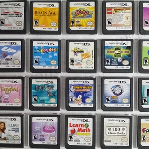 Puede incluir: Una colección de 20 cartuchos de juego de Nintendo DS en estuches de plástico transparente. Los cartuchos están dispuestos en cuatro filas de cinco. Los juegos incluyen Mario Kart DS, Brain Age, Kirby Super Star Ultra, LEGO Indiana Jones: The Original Adventures, Hello Kitty, Up, Wappy Dog, Hannah Montana: Music Jam, Ben 10: Vilgax Attacks, Pet Shop, Tangled, Harry Potter, Sonic Rush Adventure, Minute to Win It,  n+, Jillian Michaels Fitness Ultimatum 2010, Disney Princess:  Throne of  the  Kingdoms, Learn Math, 100 Classic Books y Pac-Pix.