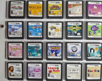 Może przedstawiać: Kolekcja 20 gier na Nintendo DS w przezroczystych plastikowych pudełkach. Gry są ułożone w cztery rzędy po pięć. Gry obejmują Mario Kart DS, Brain Age, Kirby Super Star Ultra, LEGO Indiana Jones: The Original Adventures, Hello Kitty, Up, Wappy Dog, Hannah Montana: Music Jam, Ben 10: Vilgax Attacks, Pet Shop, Tangled, Harry Potter, Sonic Rush Adventure, Minute to Win It,  n+, Jillian Michaels Fitness Ultimatum 2010, Disney Princess:  Throne of  the  Kingdoms, Learn Math, 100 Classic Books i Pac-Pix.