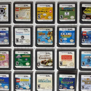 Pode incluir: Uma coleção de 18 cartuchos de jogo Nintendo DS, com títulos como "Space Camp", "Imagine: Boutique Owner", "Over the Hedge", "Club Penguin", "LEGO Harry Potter", "A.T. & T. Zoo Adventure", "Personal Trainer: Cooking", "America's Test Kitchen: Let's Get Cooking", "Brain Challenge", "Tinker Bell and the Great Fairy Rescue", "LEGO Batman: The Videogame", "Glory of Heracles", "SpongeBob SquarePants: Creature from the Krusty Krab" e "Buckingham Palace".