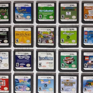 Puede incluir: Una colección de 20 cartuchos de juegos de Nintendo DS, dispuestos en una cuadrícula de cuatro filas y cinco columnas. Los cartuchos son una mezcla de diferentes géneros, que incluyen acción, aventura, rompecabezas y música. Algunos de los juegos que se muestran incluyen Call of Duty 4: Modern Warfare, Brain Age, Hot Wheels y Lego Harry Potter.