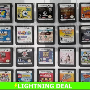 Peut inclure: Une collection de 16 cartouches de jeu Nintendo DS, présentées dans un boîtier en plastique transparent. Les cartouches présentent une variété de titres populaires, notamment "Crash Bandicoot", "Club Penguin", "Guitar Hero", "Lego Batman" et "Super Mario Bros.".
