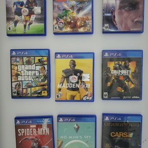 Op de afbeelding: Negen PlayStation 4 videospel-hoezen, waaronder titels als FIFA 16, LEGO Marvel Super Heroes, Detroit: Become Human, Grand Theft Auto V, Madden NFL 19, Call of Duty: Black Ops, Marvel's Spider-Man, No Man's Sky en Cars 3: Complete Edition.