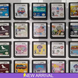Puede incluir: Una colección de 18 cartuchos de juego de Nintendo DS que se muestran en una caja de plástico transparente. Los cartuchos están dispuestos en tres filas de seis. Los cartuchos son de diferentes colores y tienen diferentes títulos de juegos impresos en ellos. Los títulos incluyen "Club Penguin", "My Farm Around the World", "My Boyfriend", "Baby Pals", "Raven", "Nintendogs", "Hannah Montana", "Cooking Mama", "Great Dinosaur Rescue", "Princess Frog", "Hello Kitty & Friends", "Baby Phat", "Sims 2 Pets", "Mario & Sonic at the Olympic Games", "Nintendogs", "Fossil Fighters", "OMG", "My Baby Girl", "Baby Phat".