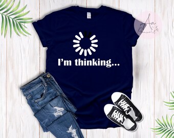 私は考えているTシャツ、考えているTシャツ、ダウンロード中Tシャツ、ユーモアトップス、読み込み中アイコンTシャツ、面白いTシャツ、クールなシャツ、子供用/ユニセックスTシャツ、T 14