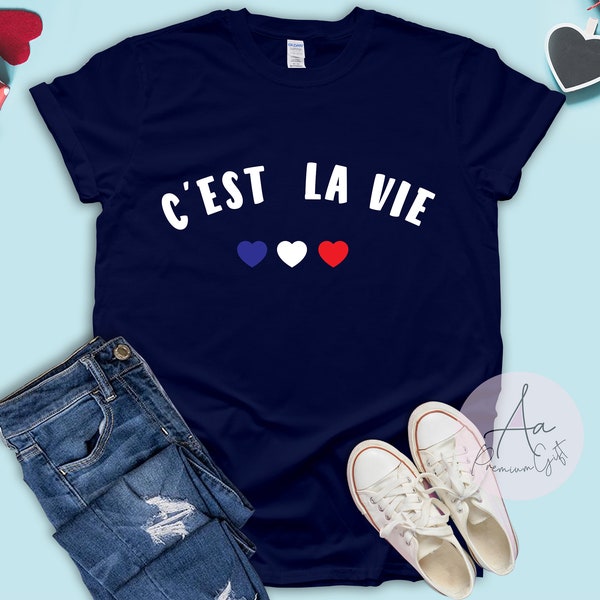 Chemise C’est La Vie, tee-shirt français, C’est La Vie Paris, t-shirt drapeau Français, t-shirt voyage, t-shirt minimaliste, hauts de mode, tee-shirts cool, chemise Unisex