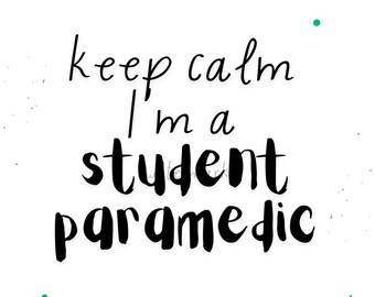 Puede incluir: Un fondo blanco con formas abstractas verdes y marrones y estrellas verdes. El texto "keep calm I'm a student paramedic" está escrito en negro.