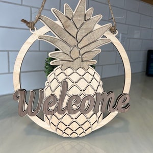 Split Sign Glowforge Welcome Pineapple Laser Ready Door Hanger SVG File 14.55 "Alto assemblato (file solo nessun prodotto fisico incluso)