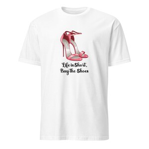 Camiseta unisex de manga corta La vida es corta, cómprate los tacones